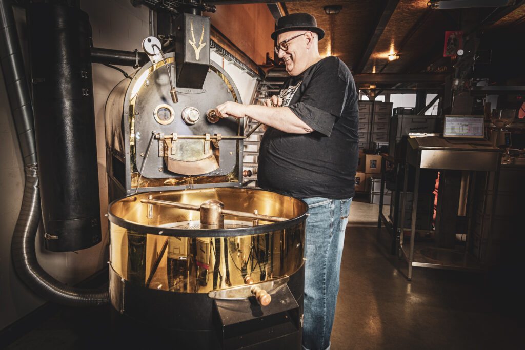 Dirk röstet mit unserem 15kg Trommelröster