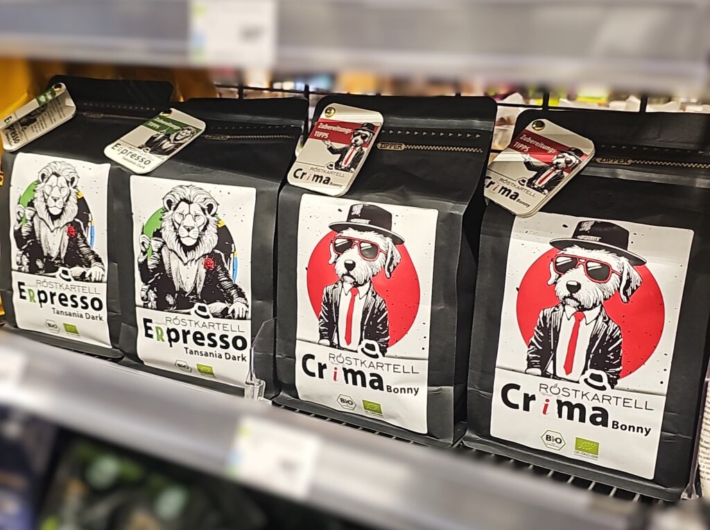 Unsere beiden Kaffeesorten im Kaffeeregal