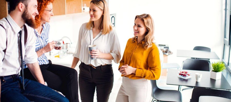 Kaffee fürs Büro 1 Deine Kaffeerösterei Mitarbeiter trinken Kaffee im Büro